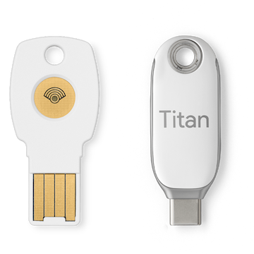 前面を上にして左右に並べてある USB-C / NFC セキュリティ キーと USB-A / NFC セキュリティ キー